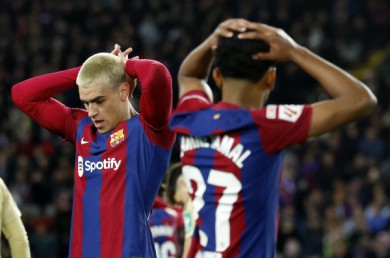 HLV Xavi tức giận sau khi Barca hòa Granada, bị Real Madrid bỏ xa 10 điểm