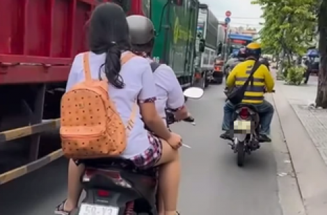 Hai nữ sinh chạy xe máy không đội mũ bảo hiểm, hút thuốc gây bức xúc