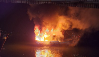 Hai tàu cá của ngư dân Quảng Ngãi bị cháy lúc nửa đêm