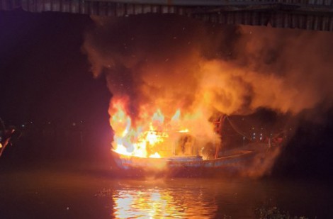 Hai tàu cá của ngư dân Quảng Ngãi bị cháy lúc nửa đêm