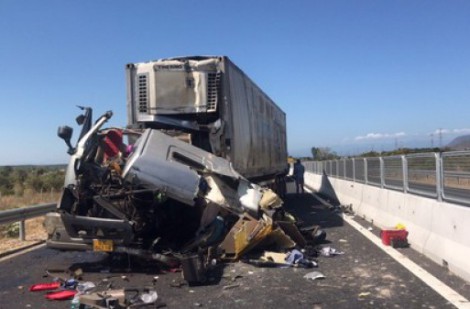 Hai xe đầu kéo va chạm trên cao tốc Vĩnh Hảo - Phan Thiết, một người tử vong