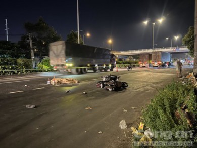 Hai xe máy va chạm, người đàn ông ngã ra đường bị xe container cán tử vong