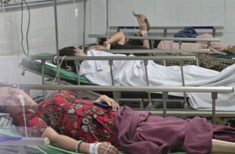 Hàng loạt công nhân nhập viện sau bữa ăn trưa