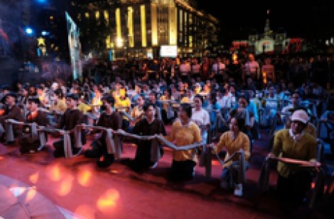 Hàng ngàn người tham gia trình diễn nghệ thuật cộng đồng 'Vũ hội khăn rằn'