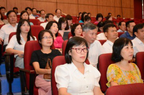 Hàng nghìn giáo viên ở Hà Nội vẫn ngóng tiền thưởng