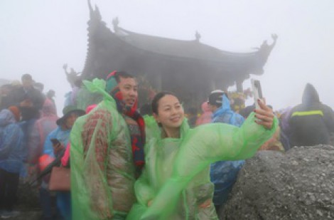 Hàng nghìn người đội mưa rét lên đỉnh Yên Tử cầu an