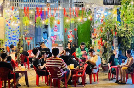 Hàng quán TP.HCM bán xuyên tết: Bạn có ở lại kiếm tiền khi lương nhân 3?