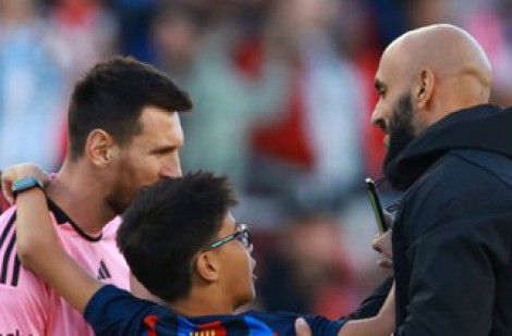 Hành động gây sốt của Messi: Nhờ vệ sĩ riêng chụp ảnh cho CĐV chạy xuống sân