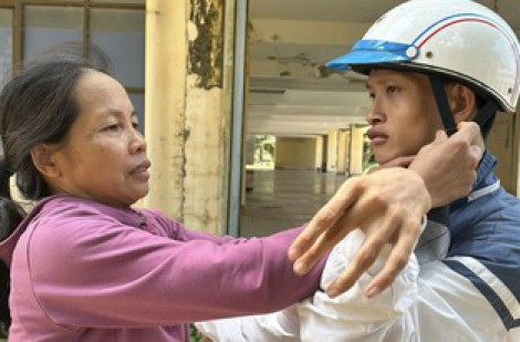 Hành trình 13 năm bên người con viết chữ bằng chân