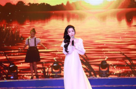 Hồ Quỳnh Hương lần đầu hát 'Mẹ yêu con' lấy nước mắt khán giả