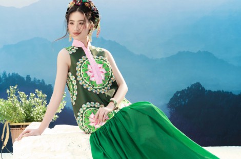 Hoa hậu Ý Nhi xinh đẹp trong trang phục lấy cảm hứng từ chiếc khăn Piêu