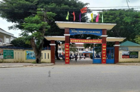 Học sinh phải dừng học để đi quét rác, phụ huynh bức xúc