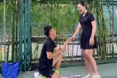 Huấn luyện viên cầu hôn học viên trên sân pickleball gây sốt mạng xã hội