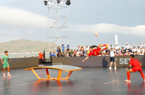 Hy hữu: Cơn mưa bất chợt khiến 2 cặp VĐV cùng giành HCV giải teqball thế giới