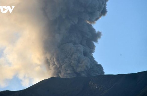 Indonesia đóng cửa sân bay quốc tế vì núi lửa phun trào