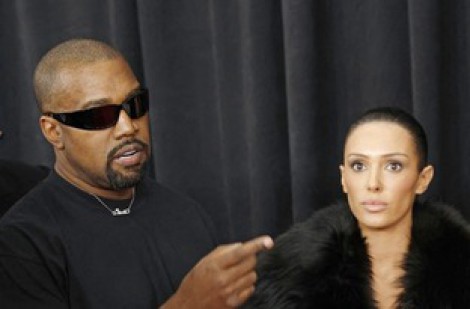 Kanye West viết sách về màn khoe thân của vợ tại Grammy?