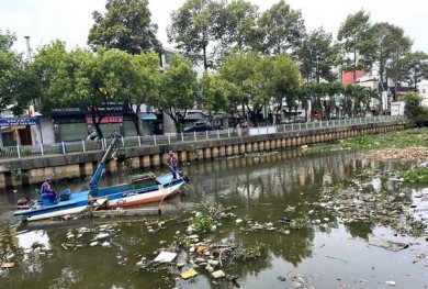 Kênh Nhiêu Lộc - Thị Nghè ngập rác, TP.HCM yêu cầu vớt sạch ngay