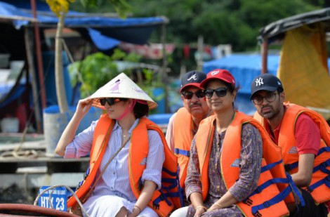 Khách Tây Á 'đổ bộ' vịnh Hạ Long, nhiều điểm tham quan chật kín