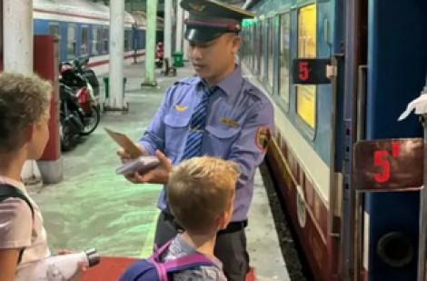 Khách nước ngoài trải nghiệm chuyến tàu đêm 'nhớ đời' Hà Nội - Sa Pa