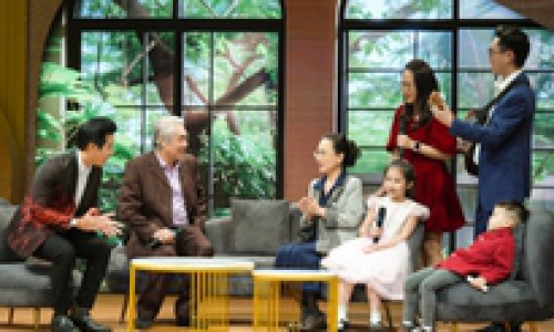 Khách sạn 5 sao: Người vợ kín tiếng của NSND Quang Thọ hiếm hoi xuất hiện trên truyền hình