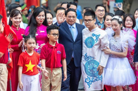 Khai giảng năm học mới với tinh thần con người là nguồn lực quý giá nhất