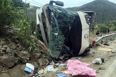 Khẩn trương khắc phục hậu quả vụ lật xe chở du khách trên đèo Khánh Lê