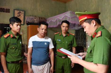 Khởi tố người đàn ông dùng dây điện đánh con trai 11 tuổi của tình nhân