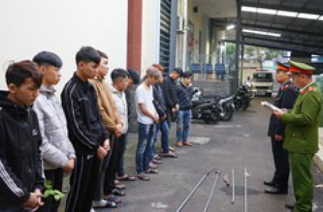 Khởi tố nhóm phóng xe gây rối, đuổi chém người trong đêm giao thừa