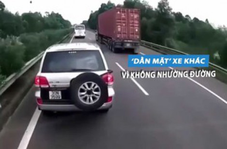 Không được nhường đường, tài xế ô tô 'nổi điên' lạng lách chặn đầu xe khác