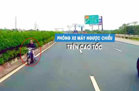 Kinh hoàng người đàn ông đầu trần phóng xe máy ngược chiều trên cao tốc