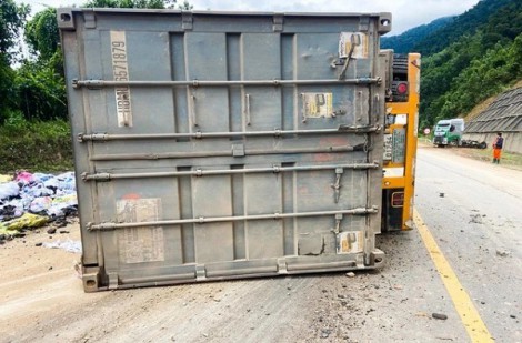 Kinh hoàng xe ben biến thành 'đống sắt vụn' sau tai nạn với xe đầu kéo