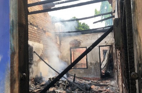 Kon Tum: Căn nhà bị thiêu rụi sau nhiều tiếng nổ lớn