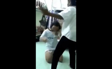 Kon Tum: Xác minh vụ nữ sinh bị bạn bắt quỳ và tát vào mặt