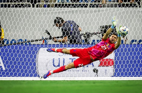 Kỷ lục bắt phạt đền ‘cực khủng’ của thủ môn Emiliano Martinez, liên tục cứu Messi