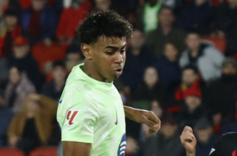 Lamine Yamal tiết lộ bí mật cú trivela, HLV Nistelrooy đã quên… M.U