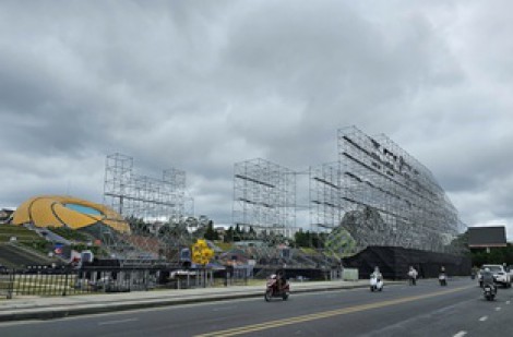 Lắp dựng sân khấu Festival Hoa Đà Lạt khi chưa có thiết kế được duyệt