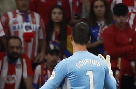 Lý do trận derby Madrid tạm dừng, thủ môn Courtois dính chấn thương ra sao?