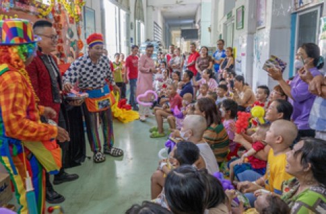 Mang niềm vui đến bệnh viện