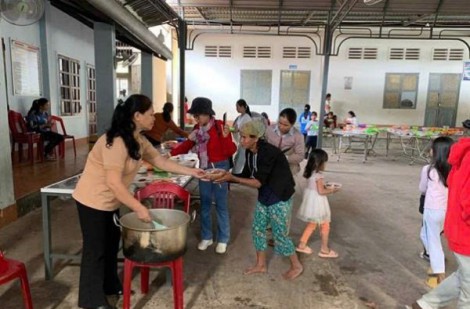 Mang yêu thương đến người nghèo, câu chuyện 'cho đi' của một cô giáo
