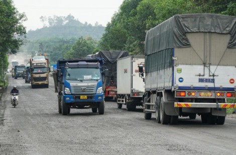 Mặt đường tránh Nam Hải Vân - Túy Loan chi chít 'ổ gà'