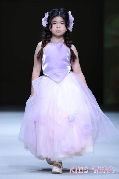 Mẫu nhí 10 tuổi chinh phục Tuần lễ thời trang Thượng Hải