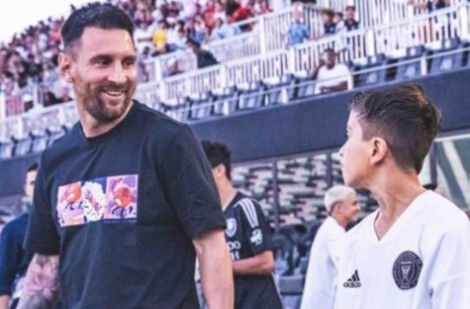 Messi nói gì khi chia sẻ khoảnh khắc hạnh phúc cùng con trai bước ra sân?