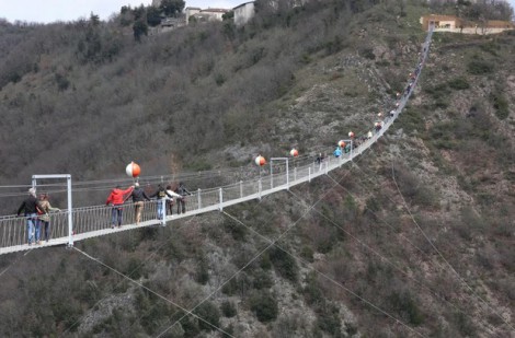 Mở cửa cầu treo qua núi dài nhất châu Âu tại Italy