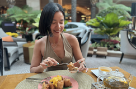 Món bánh chuối chiên, thịt kho tàu trong nhà hàng sang trọng ở Philippines