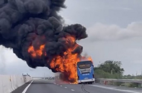 Một ngày xảy ra hai vụ cháy xe trên cao tốc Phan Thiết – Dầu Giây