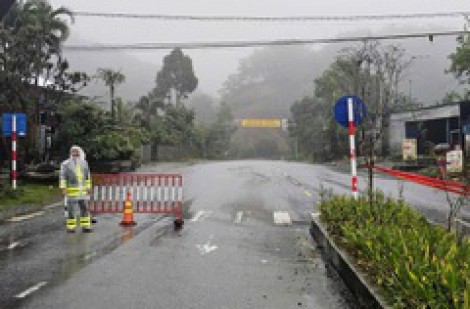 Mưa lớn gây sạt lở, cấm lưu thông trên tuyến huyết mạch nối trung tâm TP.Huế - A Lưới