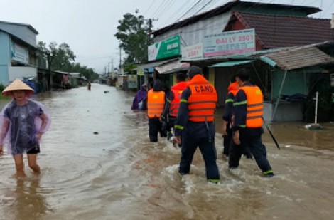 Mưa lớn kéo dài, nhiều khu vực ở đảo Phú Quốc ngập sâu