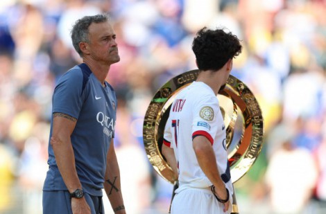 ‘Nạn nhân’ của cú tát lên tiếng, sếp lớn PSG vẫn bảo vệ tuyệt đối HLV Enrique