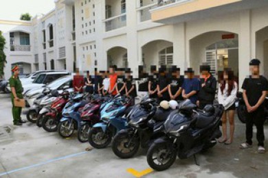 Náo loạn đường phố vì quay clip 'sống ảo' trên TikTok