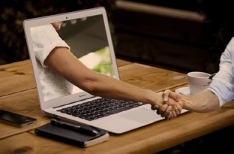 Nên tận dụng thế giới ảo 'sang xịn mịn' để ghi điểm với sếp?